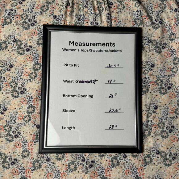 DE Collection Smocked Floral Blouse - Size L - Picture 8 of 8